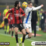 Yacine Adli dari AC Milan, kiri, dan Teun Koopmeiners dari Atalanta berebut bola saat pertandingan sepak bola Serie A antara AC Milan dan Atalanta