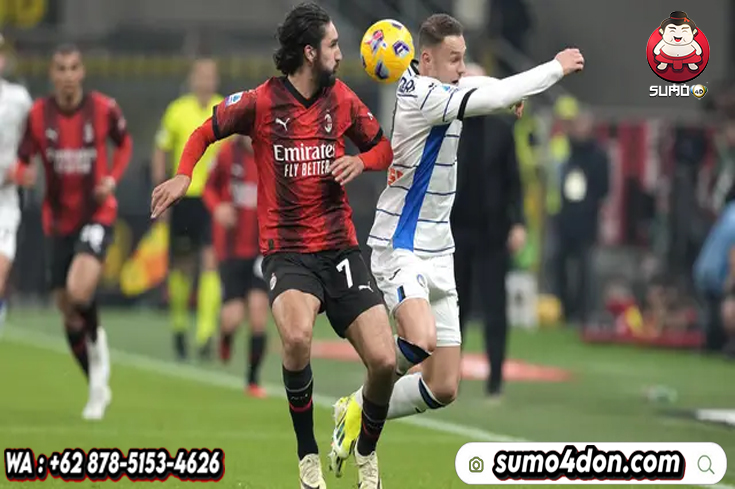 Yacine Adli dari AC Milan, kiri, dan Teun Koopmeiners dari Atalanta berebut bola saat pertandingan sepak bola Serie A antara AC Milan dan Atalanta