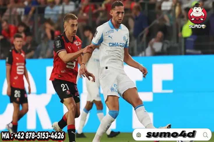 Gelandang Marseille asal Prancis #25, Adrien Rabiot (kanan)