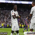 Selebrasi pemain Real Madrid, Vinicius Junior (kiri) dan Kylian Mbappe,