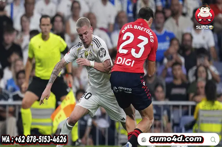 Aksi Franco Mastantuono berebut bola dengan Abel Bretones di laga Real Madrid vs Osasuna di Santiago Bernabeu, Rabu (20/08/2025).