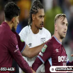 Jarrod Bowen berusaha ditenangkan rekan-rekannya usai terlibat adu mulut dengan suporter West Ham dalam laga Carabao Cup versus Wolverhampton, Rabu (27/8/2025).