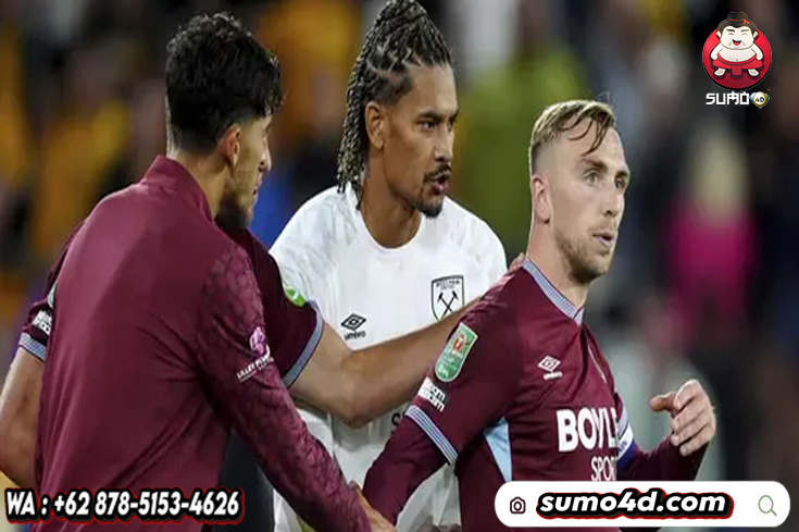 Jarrod Bowen berusaha ditenangkan rekan-rekannya usai terlibat adu mulut dengan suporter West Ham dalam laga Carabao Cup versus Wolverhampton, Rabu (27/8/2025).