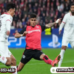 Gelandang AC Milan asal Belanda, Tijani Reijnders (kiri) dan bek Bayer Leverkusen asal Ekuador, Piero Hincapie (kanan)