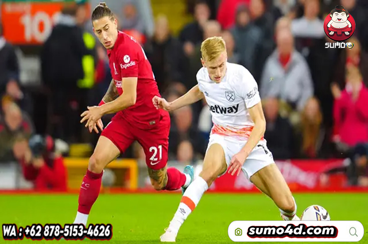 Pemain West Ham United Flynn Downes (kanan) berebut bola dengan pemain Liverpool Kostas Tsimikas