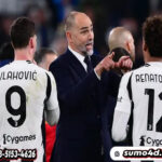 Pelatih baru Juventus, Igor Tudor, memberikan arahan kepada Dusan Vlahovic dan Renato Veiga, saat melawan Genoa, pada laga Liga Italia, di Allianz Stadium, Turin, Minggu (30/3/2025)