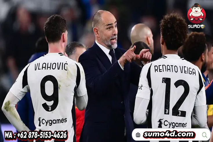 Pelatih baru Juventus, Igor Tudor, memberikan arahan kepada Dusan Vlahovic dan Renato Veiga, saat melawan Genoa, pada laga Liga Italia, di Allianz Stadium, Turin, Minggu (30/3/2025)