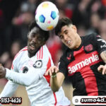 Pemain Bayer Leverkusen, Piero Hincapie, duel udara dengan pemain Union Berlin, David Datro Fofana, pada laga Bundesliga di Bay Arena, Minggu (12/11/2023).