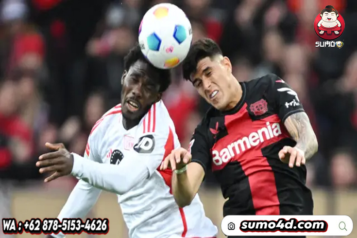 Pemain Bayer Leverkusen, Piero Hincapie, duel udara dengan pemain Union Berlin, David Datro Fofana, pada laga Bundesliga di Bay Arena, Minggu (12/11/2023).