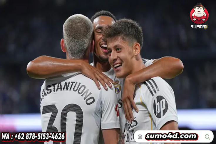 Arda Guler dari Real Madrid (kanan) merayakan bersama Franco Mastantuono dan Trent Alexander-Arnold setelah mencetak gol yang kemudian dianulir dalam laga La Liga antara Real Madrid dan Mallorca di Madrid, Sabtu, 30 Agustus 2025.
