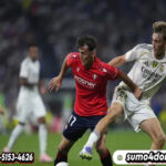 Bek Real Madrid, Dean Huijsen (kanan) mencoba merebut bola dari kaki Ante Budimir di laga Real Madrid vs Osasuna