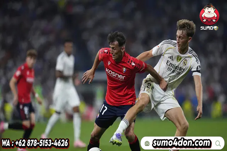 Bek Real Madrid, Dean Huijsen (kanan) mencoba merebut bola dari kaki Ante Budimir di laga Real Madrid vs Osasuna