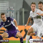 Striker Napoli, Rasmus Hojlund (tengah), mencoba melewati adangan dua pemain Fiorentina pada pekan 4 Liga Italia 2025/2026, Minggu (14/9/2025)