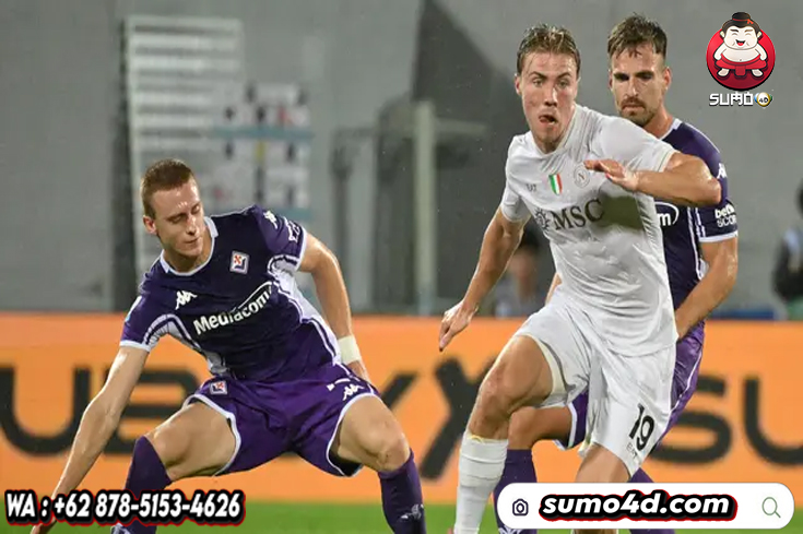 Striker Napoli, Rasmus Hojlund (tengah), mencoba melewati adangan dua pemain Fiorentina pada pekan 4 Liga Italia 2025/2026, Minggu (14/9/2025)