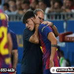 Marc Bernal mendapat pelukan hangat dari Hansi Flick di laga La Liga 2025/2026 antara Barcelona vs Valencia, Senin (15/9/2025).