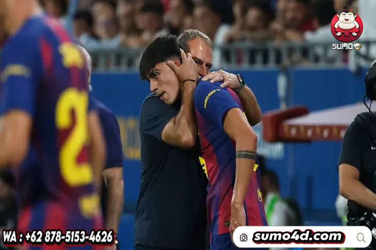 Marc Bernal mendapat pelukan hangat dari Hansi Flick di laga La Liga 2025/2026 antara Barcelona vs Valencia, Senin (15/9/2025).