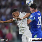 Benjamin Pavard dari Marseille, kanan, menyundul bola di samping Kylian Mbappe dari Real Madrid