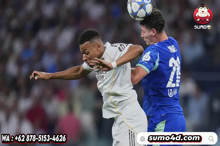 Benjamin Pavard dari Marseille, kanan, menyundul bola di samping Kylian Mbappe dari Real Madrid