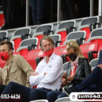 Sir Jim Ratcliffe (tengah) sendiri merupakan miliarder Inggris yang lahir di Failsworth, Manchester.