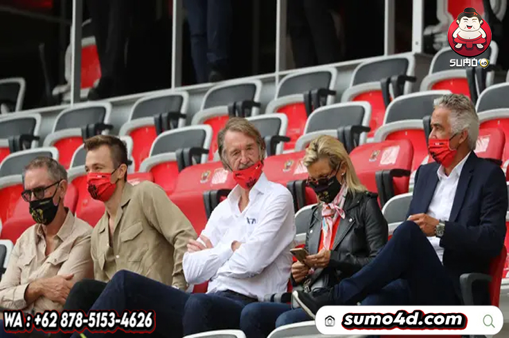 Sir Jim Ratcliffe (tengah) sendiri merupakan miliarder Inggris yang lahir di Failsworth, Manchester.