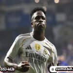 Vinicius Junior dari Real Madrid merayakan setelah memberi assist kepada rekannya, Kylian Mbappe, untuk mencetak gol dalam laga La Liga antara Real Oviedo dan Real Madrid