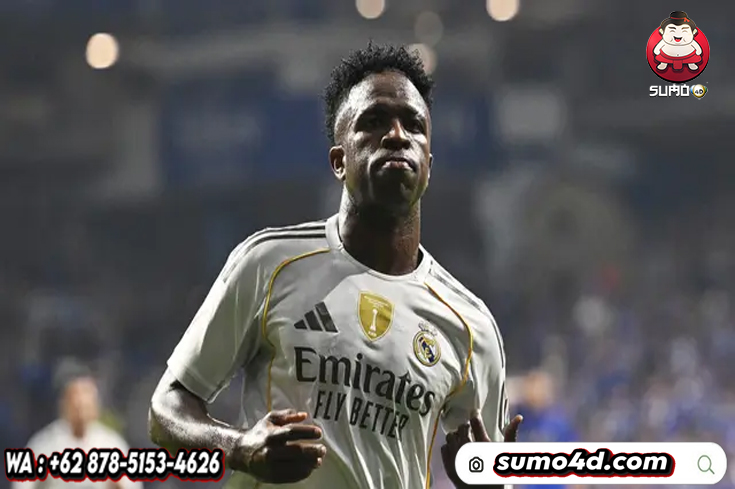 Vinicius Junior dari Real Madrid merayakan setelah memberi assist kepada rekannya, Kylian Mbappe, untuk mencetak gol dalam laga La Liga antara Real Oviedo dan Real Madrid