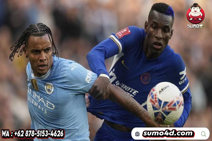 Bek Manchester City, Manuel Akanji (kiri) berebut bola dengan striker Chelsea, Nicolas Jackson