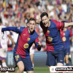 Dua pemain Barcelona, Robert Lewandowski (kanan) dan Fermin Lopez,