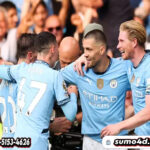 Pemain Manchester City, Mateo Kovacic melakukan selebrasi bersama rekan-rekannya setelah mencetak gol kedua timnya ke gawang Chelsea pada laga Liga Inggris 2024/2025