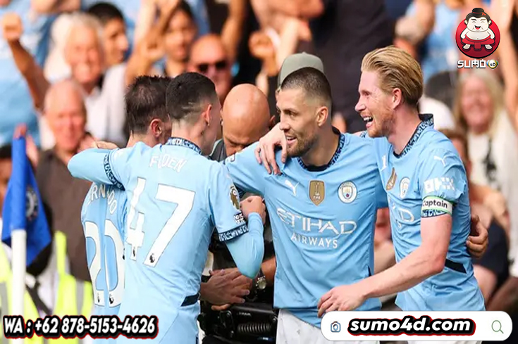 Pemain Manchester City, Mateo Kovacic melakukan selebrasi bersama rekan-rekannya setelah mencetak gol kedua timnya ke gawang Chelsea pada laga Liga Inggris 2024/2025
