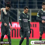 Bek AC Milan asal Prancis Theo Hernandez (kiri), gelandang AC Milan asal Aljazair Ismael Bennacer (tengah), dan bek AC Milan asal Italia Matteo Gabbia (kanan) bereaksi di akhir pertandingan sepak bola Serie A Italia antara AC Milan dan AS Roma di Stadion San Siro di Milan, pada 29 Desember 2024.