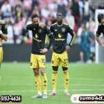 Para pemain Manchester United tampak kecewa setelah ditaklukkan Brentford 1-3 pada pertandingan pekan keenam Liga Inggris 2025/2026 di Gtech Community Stadium, Sabtu (27/09/2025).