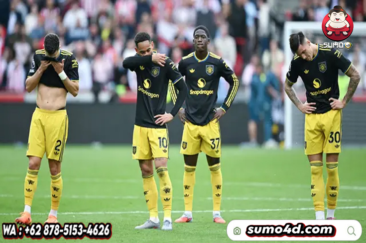 Para pemain Manchester United tampak kecewa setelah ditaklukkan Brentford 1-3 pada pertandingan pekan keenam Liga Inggris 2025/2026 di Gtech Community Stadium, Sabtu (27/09/2025).