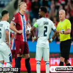 Penyerang Timnas Norwegia, Erling Haaland, memegang bola sebelum melakukan tendangan penalti dalam pertandingan Kualifikasi Piala Dunia antara Norwegia dan Israel di Oslo, 11 Oktober 2025.