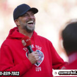 Jurgen Klopp memberikan pidato perpisahan untuk fans Liverpool di Anfield, Minggu (19/05/2024).