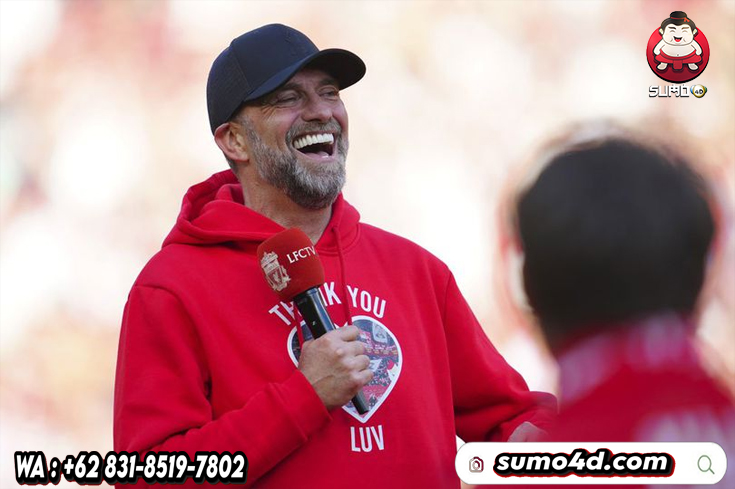 Jurgen Klopp memberikan pidato perpisahan untuk fans Liverpool di Anfield, Minggu (19/05/2024).