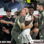 Vinicius Jr ditahan staf pelatih Real Madrid saat ribut dengan pemain Barcelona di Bernabeu, Minggu (26/10/2025).