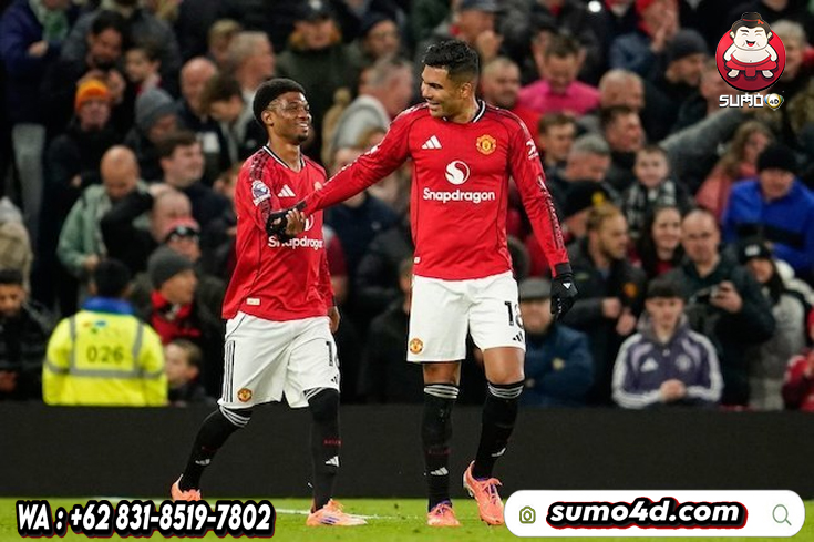 Dua pemain Manchester United, Casemiro (kanan) dan Amad Diallo merayakan gol ke gawang Brighton di Premier League 2025-2026.