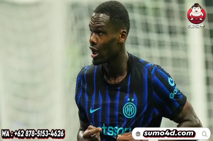 Ange-Yoan Bonny merayakan setelah mencetak gol kedua Inter Milan dalam pertandingan Serie A melawan Cremonese di Stadion San Siro, Milan, Italia, Sabtu, 4 Oktober 2025.