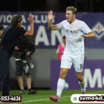 Penyerang Napoli, Rasmus Hojlund merayakan golnya bersama pelatih Antonio Conte saat melawan Fiorentina di Artemio Franchi Stadium.