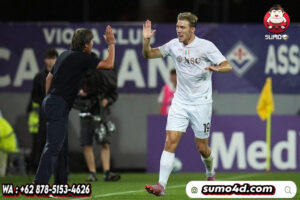 Penyerang Napoli, Rasmus Hojlund merayakan golnya bersama pelatih Antonio Conte saat melawan Fiorentina di Artemio Franchi Stadium.