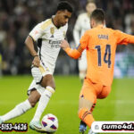 Pemain Real Madrid, Rodrygo berusaha melewati pemain Valencia, Jose Gaya,