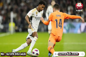 Pemain Real Madrid, Rodrygo berusaha melewati pemain Valencia, Jose Gaya,