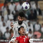 Pemain Timnas Indonesia, Beckham Putra, duel udara dengan pemain Arab Saudi, Nawaf Bu Washi