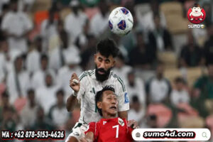 Pemain Timnas Indonesia, Beckham Putra, duel udara dengan pemain Arab Saudi, Nawaf Bu Washi