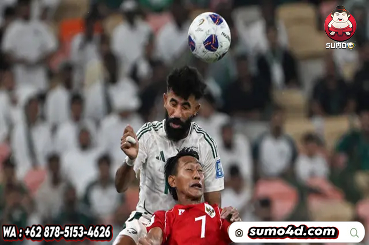Pemain Timnas Indonesia, Beckham Putra, duel udara dengan pemain Arab Saudi, Nawaf Bu Washi