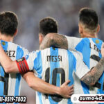 Lionel Messi tampil memukau saat membawa Timnas Argentina berhadapan dengan Timnas Bolivia pada matchday ke-10 Kualifikasi Piala Dunia 2026 Zona CONMEBOL. La Pulga memborong tiga gol.
