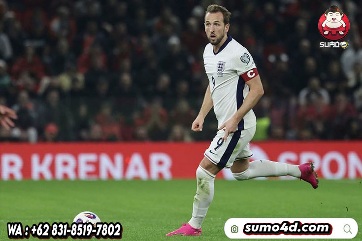 Harry Kane (Inggris) menguasai bola dalam laga kontra Albania, Kualifikasi Piala Dunia 2026 di Arena Kombetare, 17 November 2025