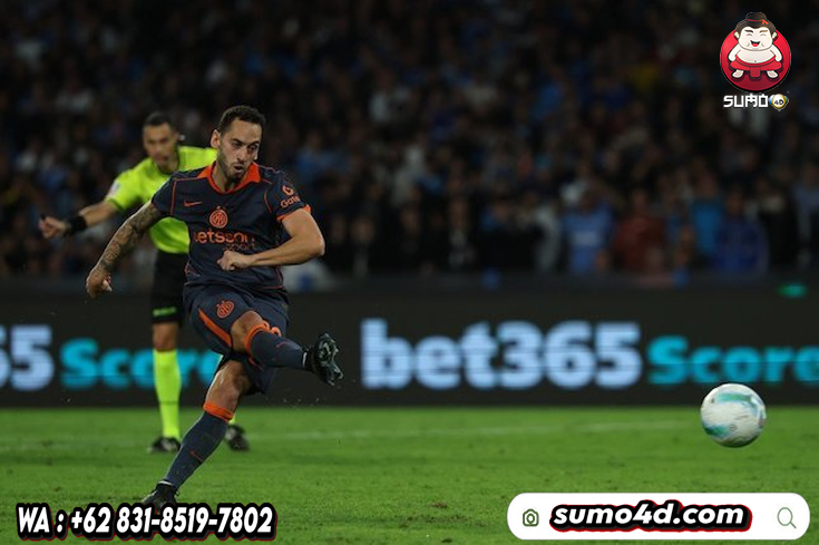 Hakan Calhanoglu dari Inter Milan dalam pertandingan Serie A melawan Napoli di Naples, Italia, Sabtu, 25 Oktober 2025