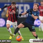 Christian Pulisic dari AC Milan (kiri) berebut bola dengan Nicolo Barella dari Inter Milan dalam laga Serie A di Milan, Italia, Minggu, 23 November 2025